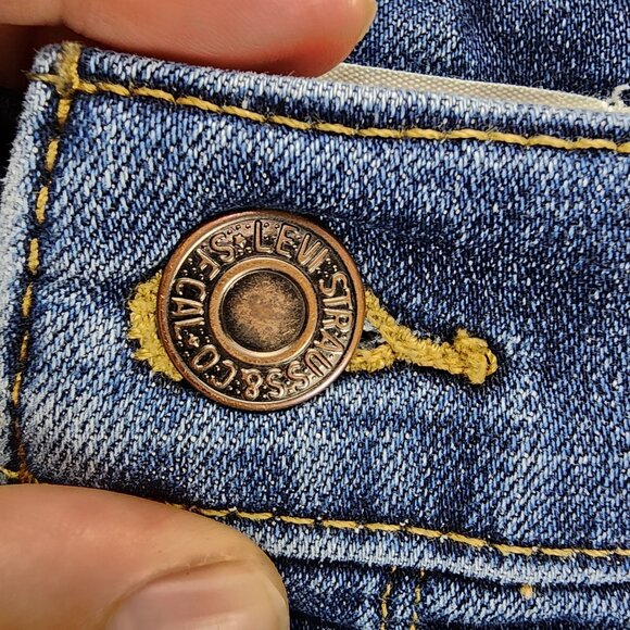 Levis Shorts Womens 24 Medium Wash Stretch High Rise Classic Bermuda *GUC* - Picture 4 of 14